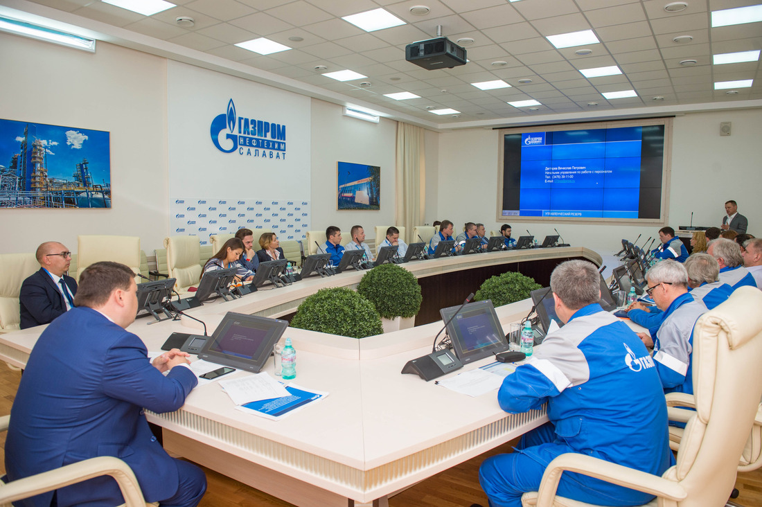 Participants of the retreat, i. e. guests, HR representatives and Technical Services Managers in the conference room