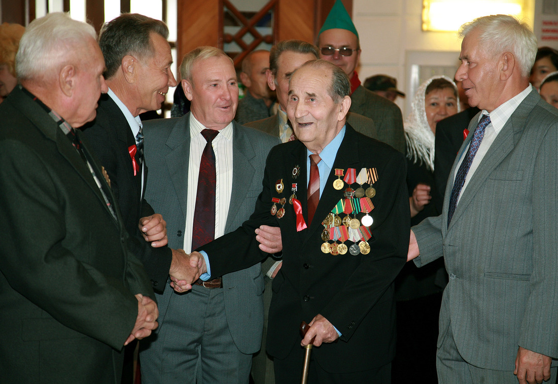 Honouring veterans. In the middle is Anas Tulvinsky, the first chairman of Trade Union Committee of Industrial Complex No. 18.
