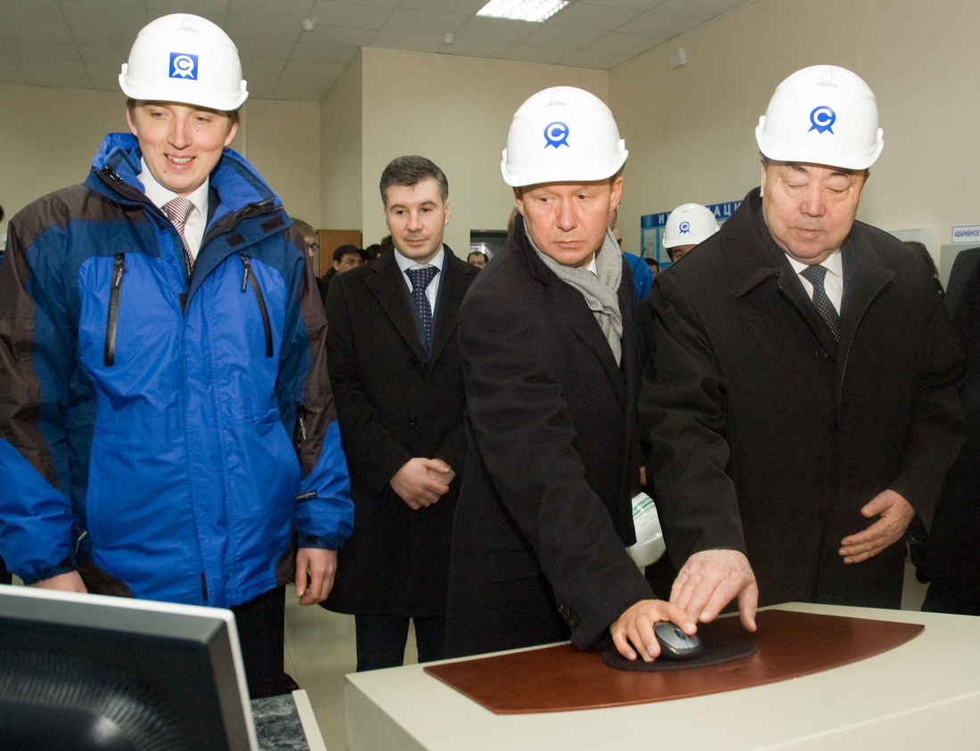 On April 10, 2009, Murtaza Rakhimov, the President of the Republic of Bashkortostan, and Alexey Miller, the Chairman of Gazprom Management Committee, took part in the official start-up of a new visbreaking unit at the Oil Refinery.