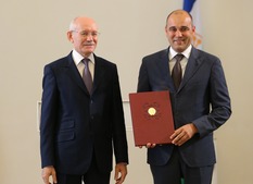 Rustem Khamitov, Head of the Republic of Bashkortostan presents Ayrat Karimov, Director General of Gazprom neftekhim Salavat with the Certificate of Merit