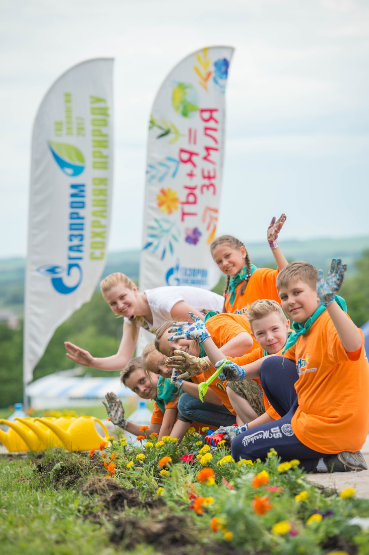 The children of the company's employees plant flowers and trees in the Children’s Recreation Center “Sputnik” as part of the refinery’s environmental project “You + Me = Earth”.