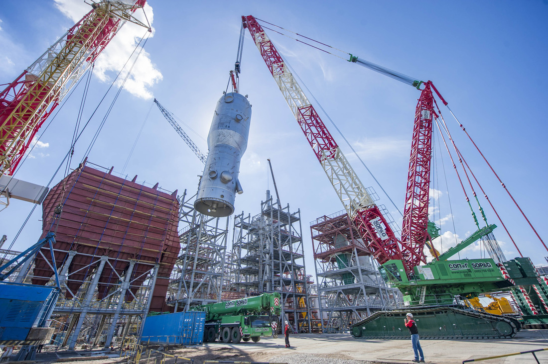 Installation of the large-tonnage equipment at the Catalytic Cracking Complex. July 2016