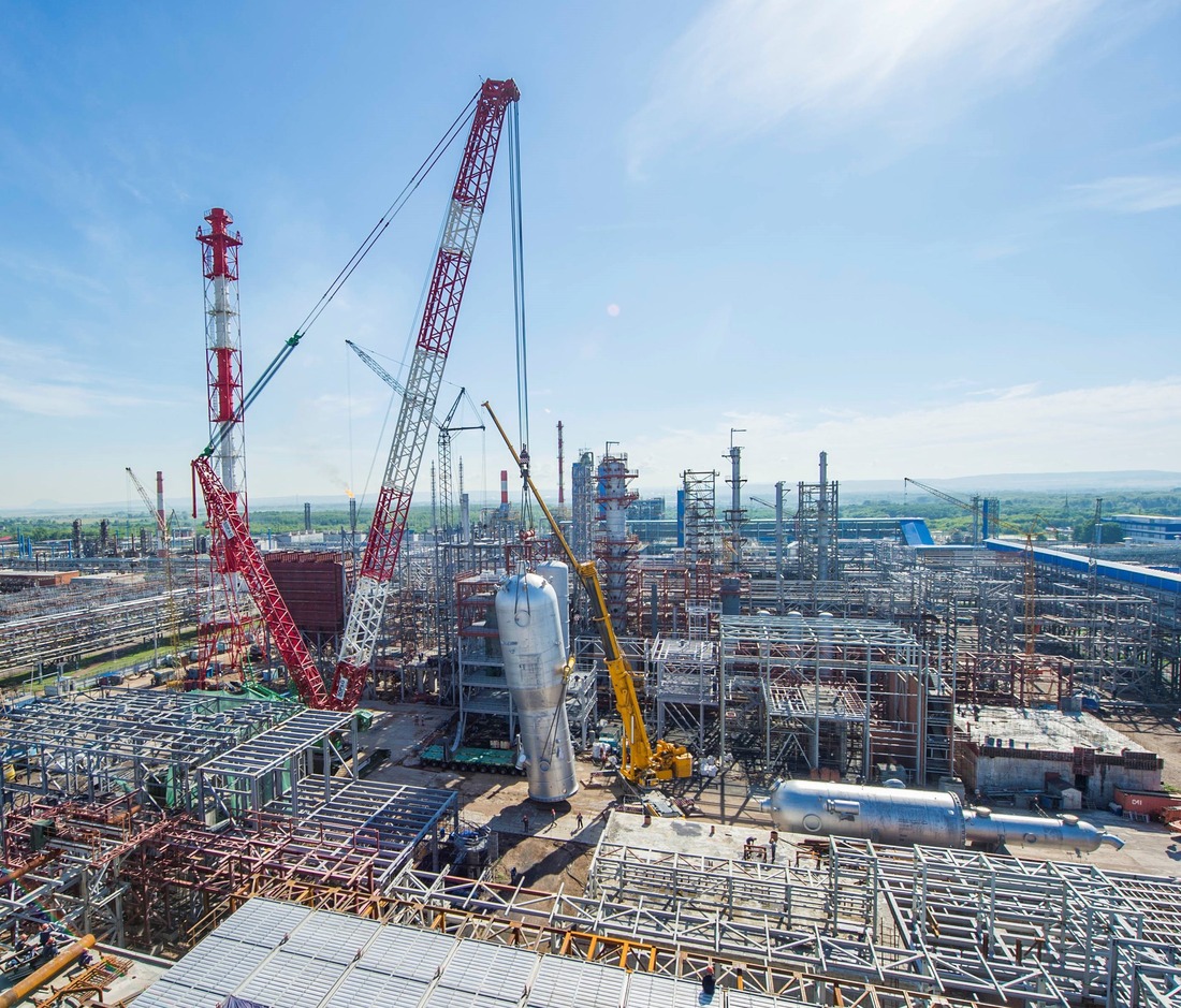 Installation of the large-tonnage equipment at the Catalytic Cracking Complex