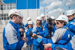 Representatives of Salavat Public Chamber and journalists visiting industrial site.